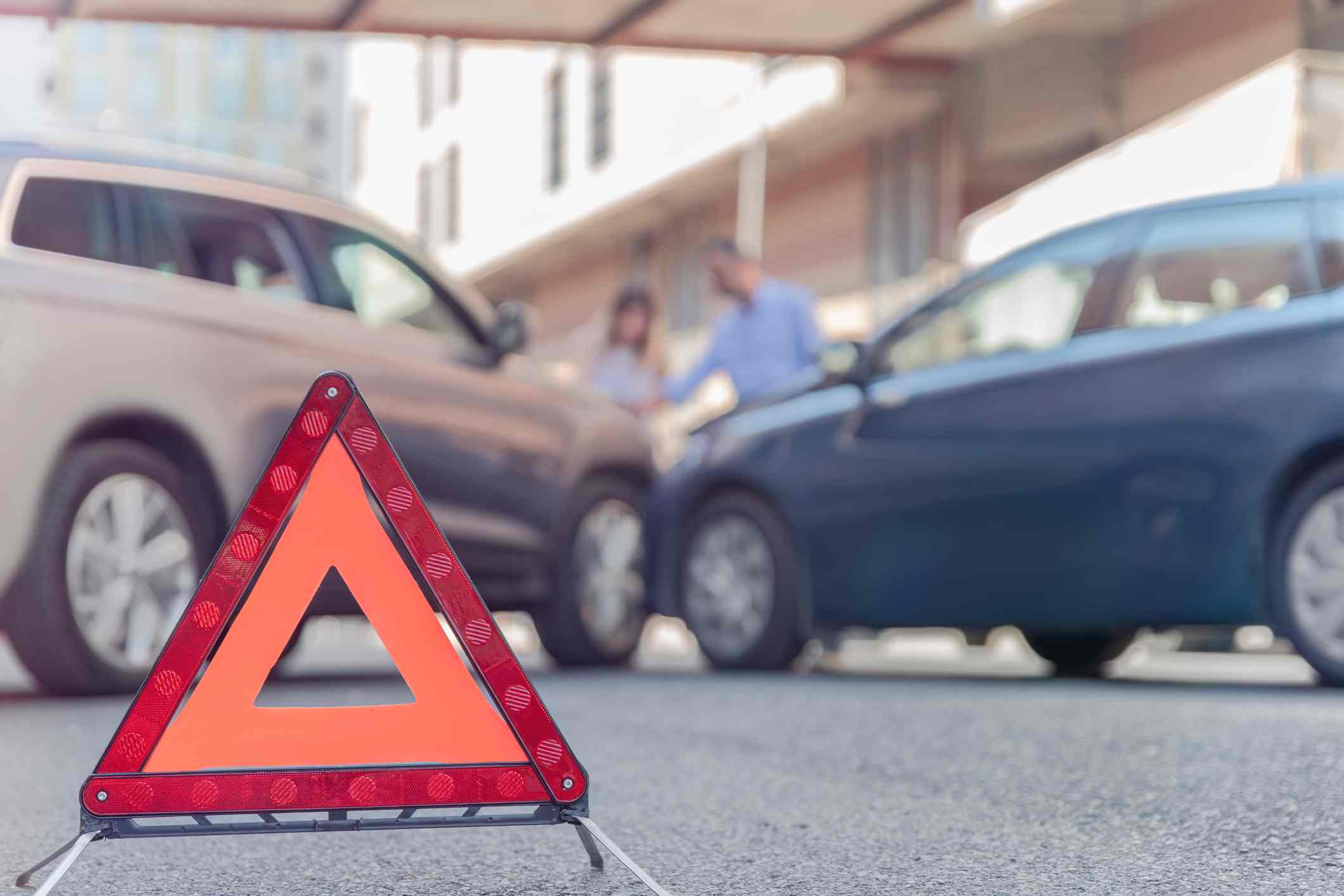 Choque leve entre dos autos en una calle de República Dominicana