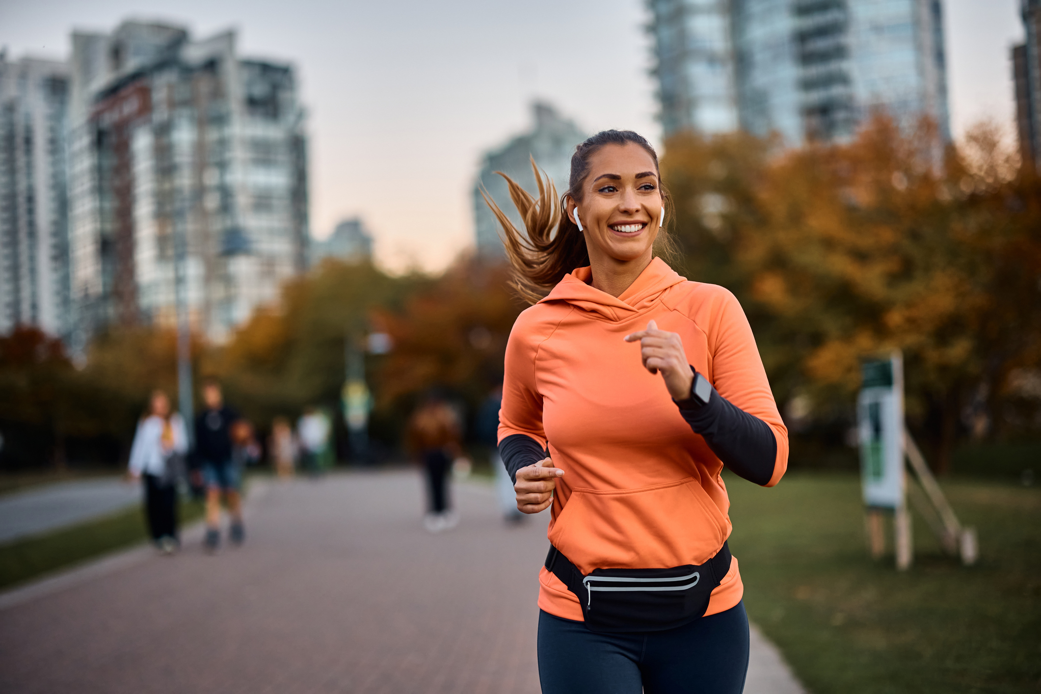 Mujer feliz corriendo al aire libre, representando bienestar y salud protegida por un seguro médico de Humano Seguros en República Dominicana.