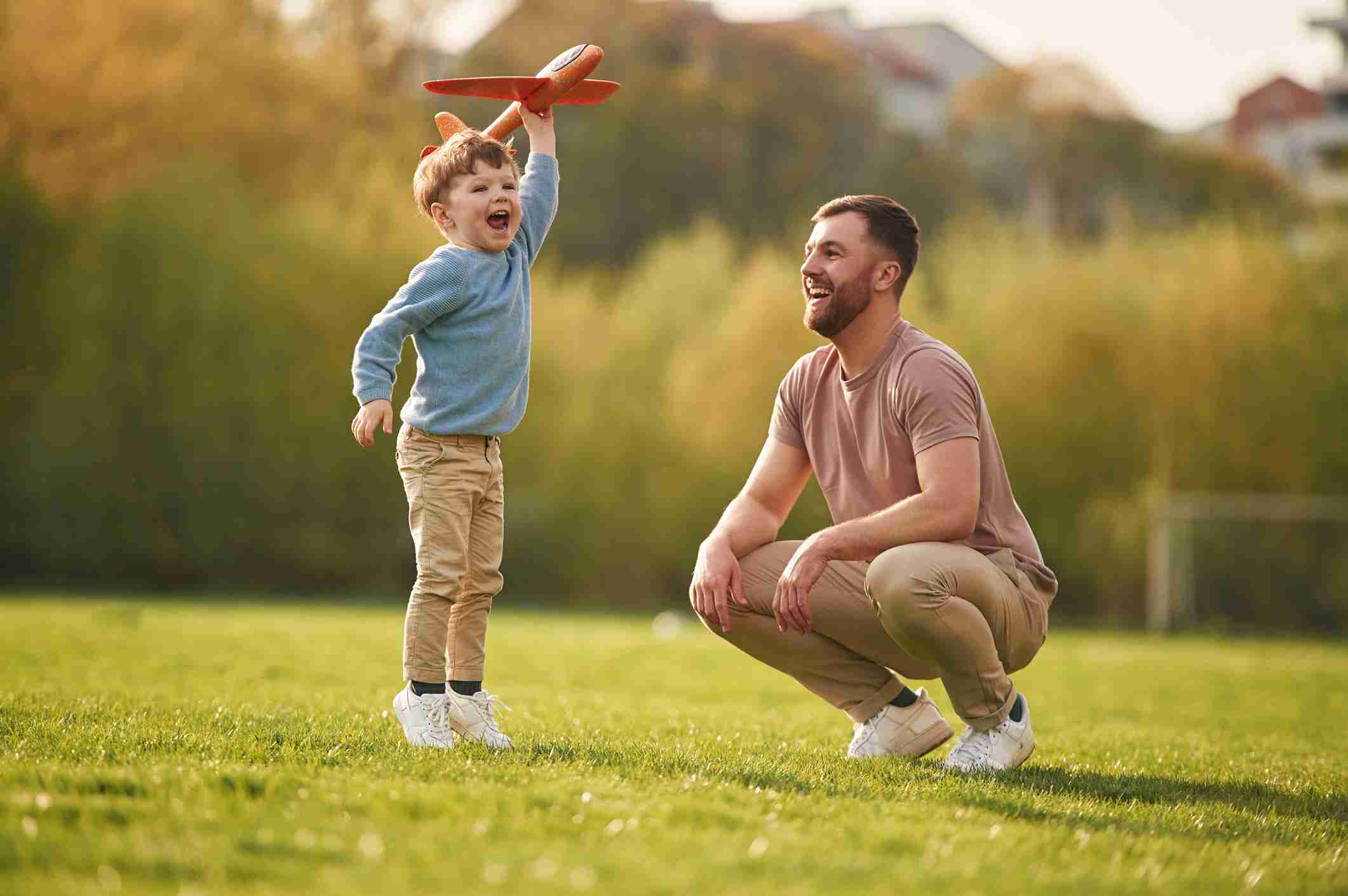 Padre e hijo jugando en un parque, simbolizando la protección y tranquilidad que ofrece un seguro de vida de Humano Seguros.