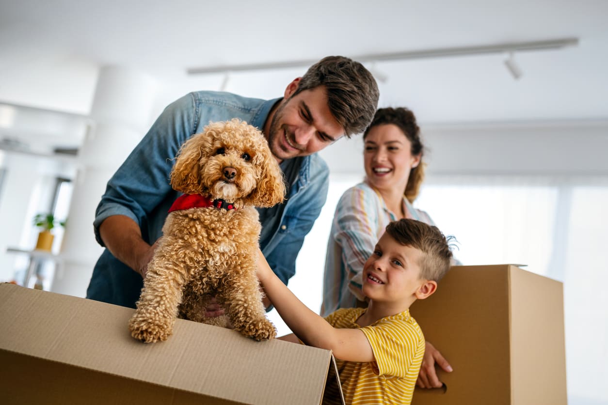Familia Dominicana con su mascota asegurada